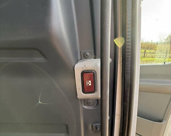 Белый Мерседес Sprinter, объемом двигателя 2.2 л и пробегом 316 тыс. км за 18900 $, фото 18 на Automoto.ua