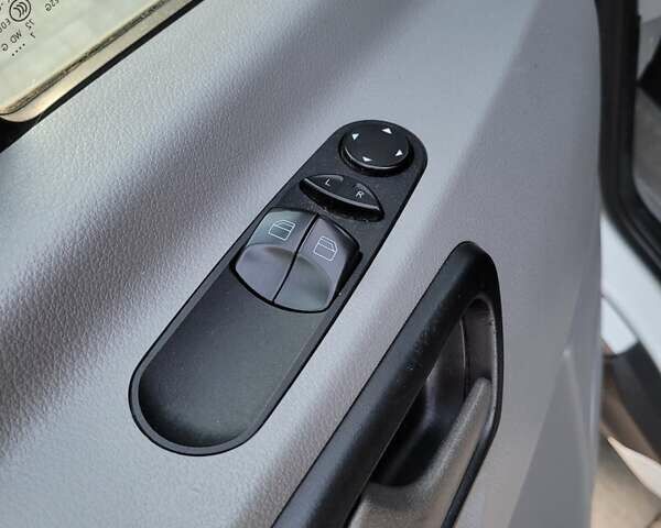 Белый Мерседес Sprinter, объемом двигателя 2.1 л и пробегом 242 тыс. км за 23256 $, фото 16 на Automoto.ua