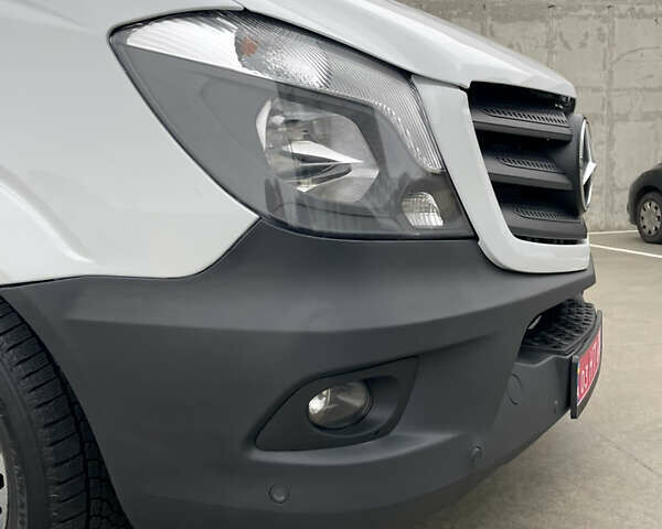 Белый Мерседес Sprinter, объемом двигателя 3 л и пробегом 300 тыс. км за 29500 $, фото 22 на Automoto.ua