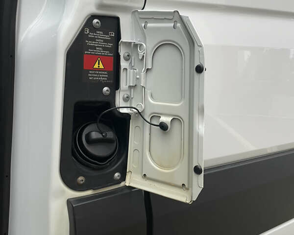 Белый Мерседес Sprinter, объемом двигателя 3 л и пробегом 300 тыс. км за 29500 $, фото 37 на Automoto.ua