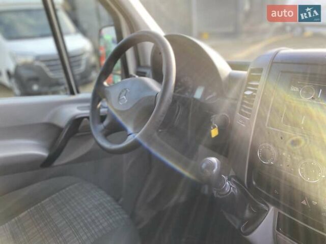 Белый Мерседес Sprinter, объемом двигателя 2.2 л и пробегом 290 тыс. км за 19950 $, фото 27 на Automoto.ua
