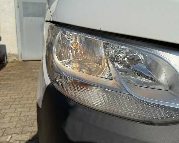 Белый Мерседес Sprinter, объемом двигателя 2.15 л и пробегом 300 тыс. км за 26000 $, фото 14 на Automoto.ua