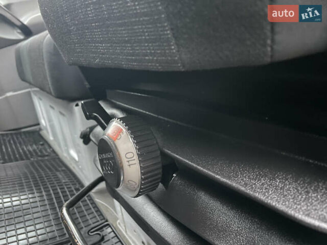 Белый Мерседес Sprinter, объемом двигателя 3 л и пробегом 300 тыс. км за 29500 $, фото 28 на Automoto.ua