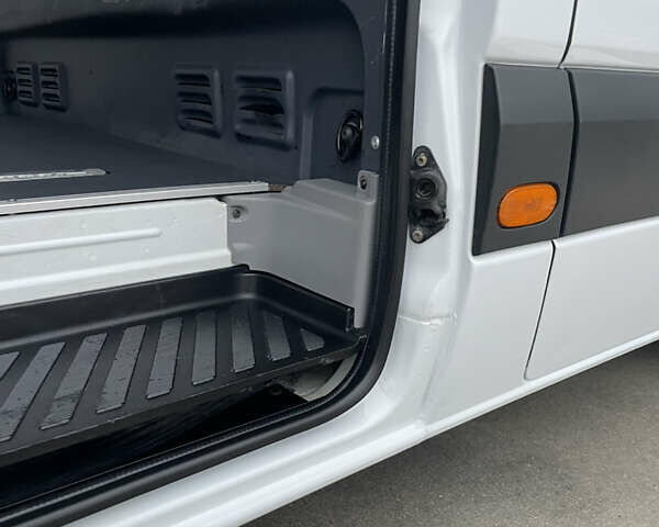 Белый Мерседес Sprinter, объемом двигателя 3 л и пробегом 300 тыс. км за 29500 $, фото 55 на Automoto.ua