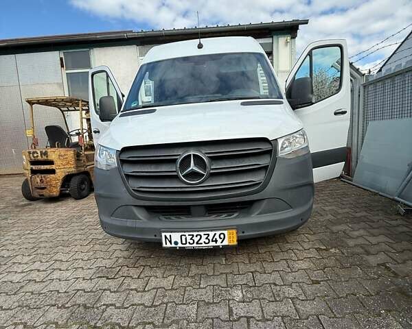 Белый Мерседес Sprinter, объемом двигателя 2.15 л и пробегом 300 тыс. км за 26000 $, фото 1 на Automoto.ua