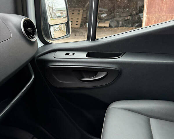 Белый Мерседес Sprinter, объемом двигателя 2.2 л и пробегом 301 тыс. км за 32900 $, фото 13 на Automoto.ua