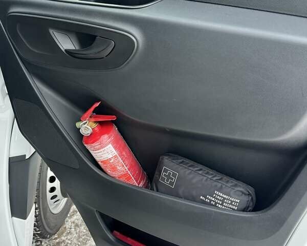 Белый Мерседес Sprinter, объемом двигателя 2.2 л и пробегом 260 тыс. км за 33000 $, фото 35 на Automoto.ua