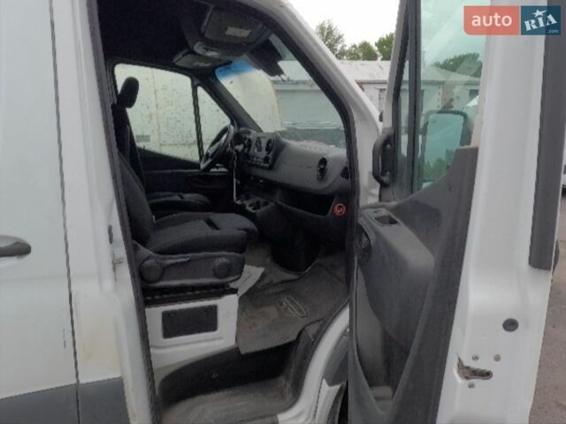 Белый Мерседес Sprinter, объемом двигателя 3 л и пробегом 332 тыс. км за 29500 $, фото 5 на Automoto.ua