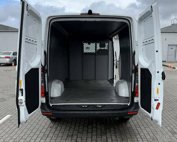 Белый Мерседес Sprinter, объемом двигателя 3 л и пробегом 205 тыс. км за 33999 $, фото 4 на Automoto.ua