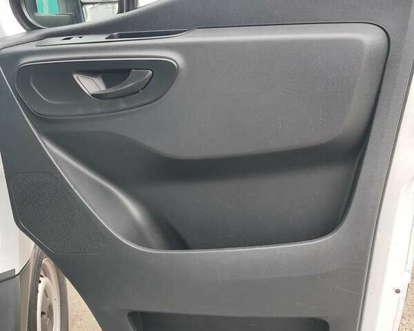 Белый Мерседес Sprinter, объемом двигателя 2.2 л и пробегом 246 тыс. км за 26499 $, фото 3 на Automoto.ua