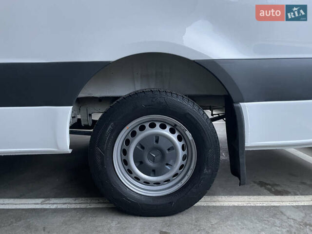 Белый Мерседес Sprinter, объемом двигателя 2 л и пробегом 250 тыс. км за 27900 $, фото 2 на Automoto.ua