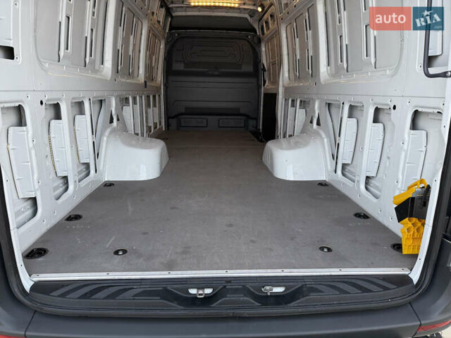 Белый Мерседес Sprinter, объемом двигателя 3 л и пробегом 6 тыс. км за 72000 $, фото 49 на Automoto.ua