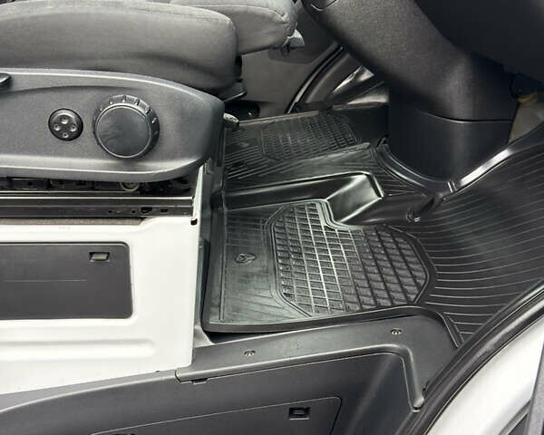 Белый Мерседес Sprinter, объемом двигателя 3 л и пробегом 207 тыс. км за 44500 $, фото 13 на Automoto.ua