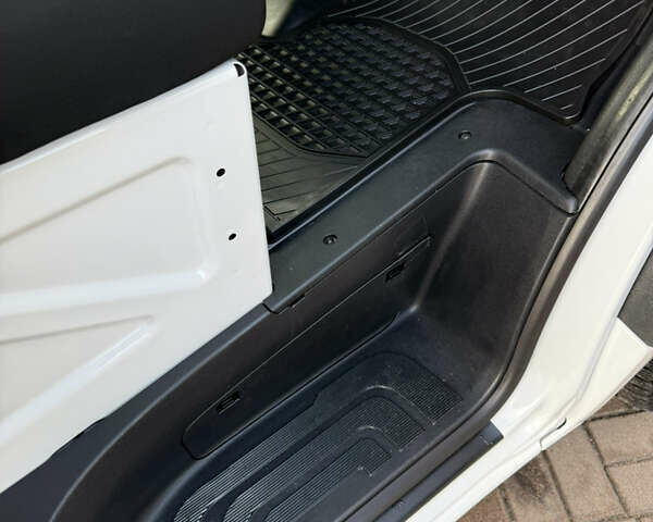 Белый Мерседес Sprinter, объемом двигателя 2 л и пробегом 188 тыс. км за 29999 $, фото 96 на Automoto.ua