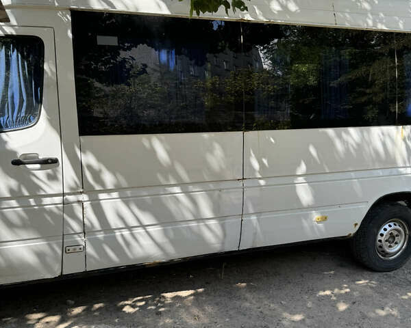 Белый Мерседес Sprinter, объемом двигателя 2.2 л и пробегом 819 тыс. км за 5300 $, фото 1 на Automoto.ua