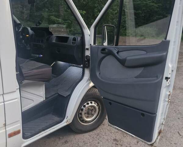 Белый Мерседес Sprinter, объемом двигателя 2.69 л и пробегом 850 тыс. км за 13500 $, фото 30 на Automoto.ua