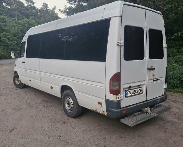 Белый Мерседес Sprinter, объемом двигателя 2.69 л и пробегом 850 тыс. км за 13500 $, фото 3 на Automoto.ua
