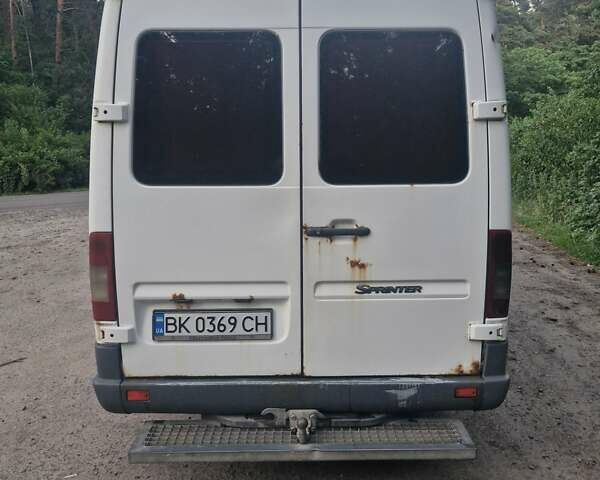 Белый Мерседес Sprinter, объемом двигателя 2.69 л и пробегом 850 тыс. км за 13500 $, фото 4 на Automoto.ua