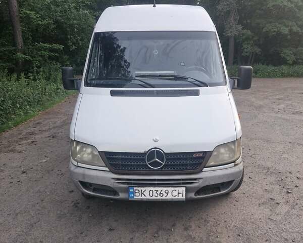 Белый Мерседес Sprinter, объемом двигателя 2.69 л и пробегом 850 тыс. км за 13500 $, фото 2 на Automoto.ua