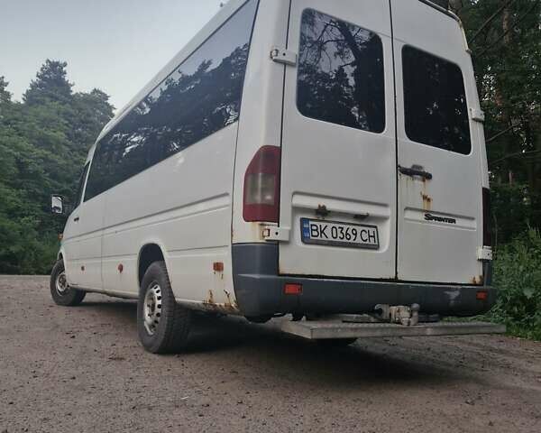 Белый Мерседес Sprinter, объемом двигателя 2.69 л и пробегом 850 тыс. км за 13500 $, фото 5 на Automoto.ua