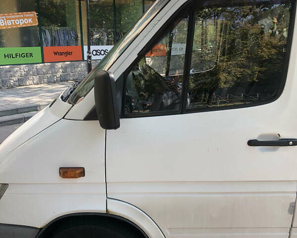 Белый Мерседес Sprinter, объемом двигателя 2.69 л и пробегом 788 тыс. км за 8200 $, фото 2 на Automoto.ua