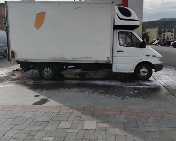 Белый Мерседес Sprinter, объемом двигателя 2.7 л и пробегом 790 тыс. км за 11300 $, фото 9 на Automoto.ua
