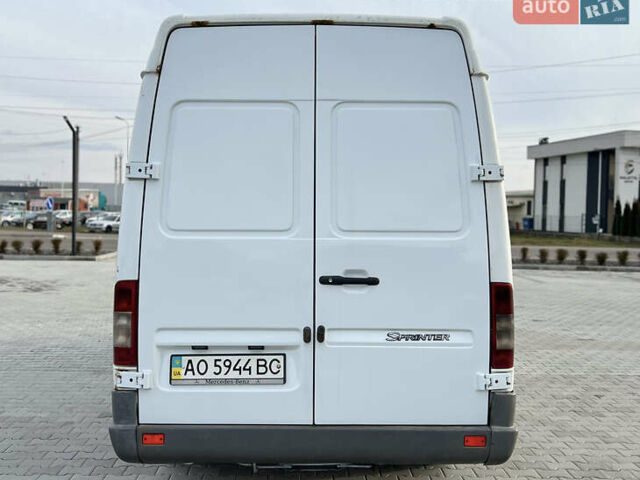 Белый Мерседес Sprinter, объемом двигателя 2.69 л и пробегом 467 тыс. км за 10000 $, фото 4 на Automoto.ua