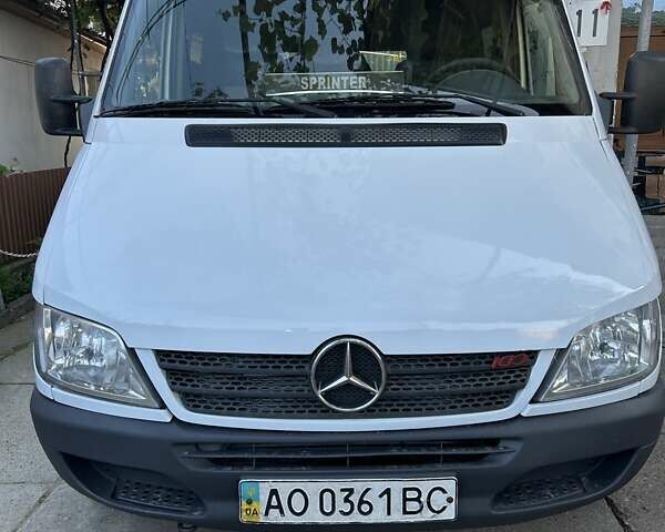 Белый Мерседес Sprinter, объемом двигателя 2.69 л и пробегом 867 тыс. км за 6500 $, фото 1 на Automoto.ua