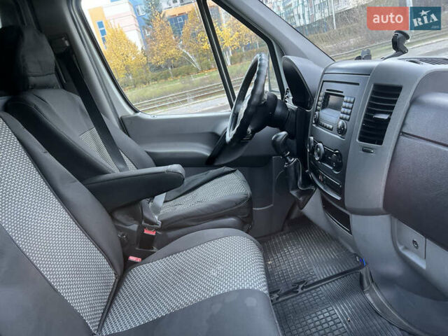 Белый Мерседес Sprinter, объемом двигателя 2.15 л и пробегом 385 тыс. км за 6500 $, фото 2 на Automoto.ua