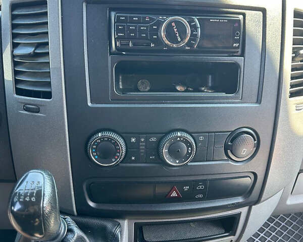 Белый Мерседес Sprinter, объемом двигателя 2.2 л и пробегом 556 тыс. км за 12000 $, фото 11 на Automoto.ua