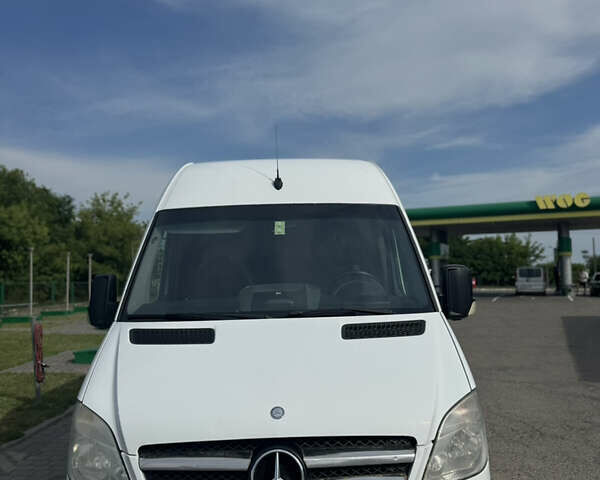 Белый Мерседес Sprinter, объемом двигателя 2.2 л и пробегом 300 тыс. км за 17300 $, фото 7 на Automoto.ua