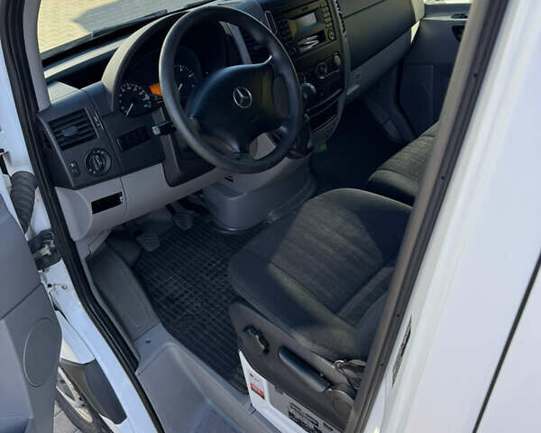Белый Мерседес Sprinter, объемом двигателя 2.2 л и пробегом 382 тыс. км за 17499 $, фото 14 на Automoto.ua