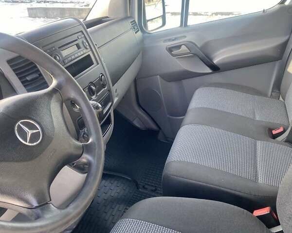 Белый Мерседес Sprinter, объемом двигателя 2.2 л и пробегом 300 тыс. км за 11500 $, фото 1 на Automoto.ua