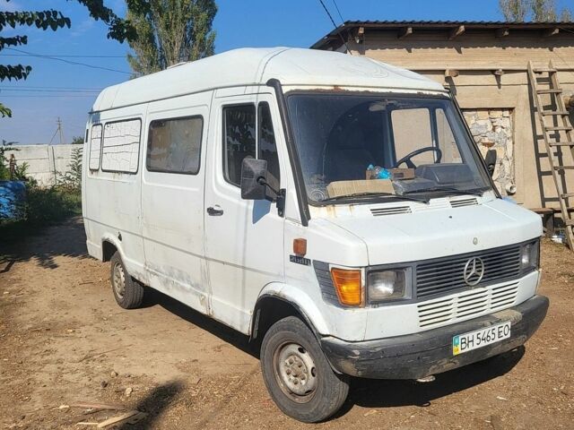 Белый Мерседес Sprinter, объемом двигателя 2.3 л и пробегом 500 тыс. км за 2000 $, фото 1 на Automoto.ua