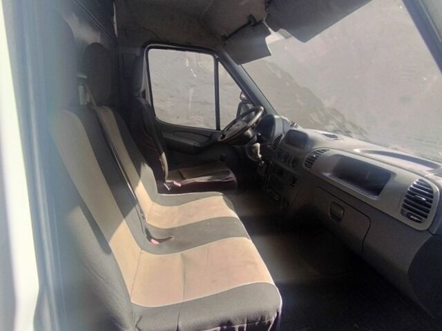 Белый Мерседес Sprinter, объемом двигателя 0 л и пробегом 280 тыс. км за 5999 $, фото 2 на Automoto.ua