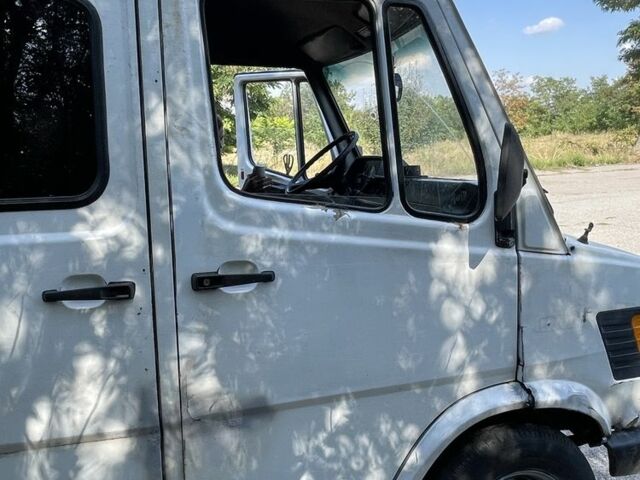 Білий Мерседес Sprinter, об'ємом двигуна 2.3 л та пробігом 331 тис. км за 2100 $, фото 1 на Automoto.ua