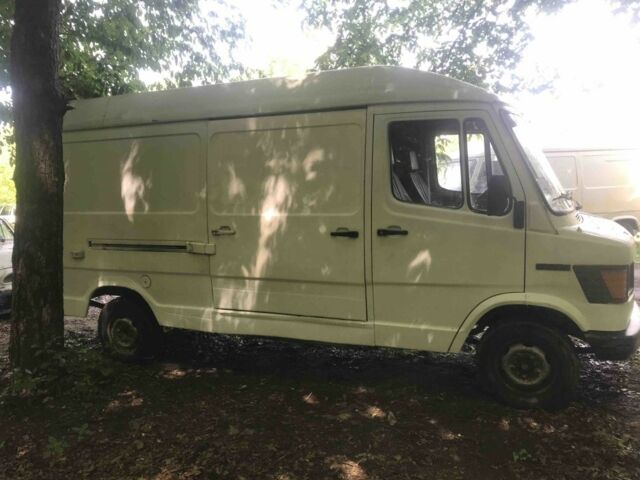 Белый Мерседес Sprinter, объемом двигателя 2 л и пробегом 200 тыс. км за 1700 $, фото 2 на Automoto.ua