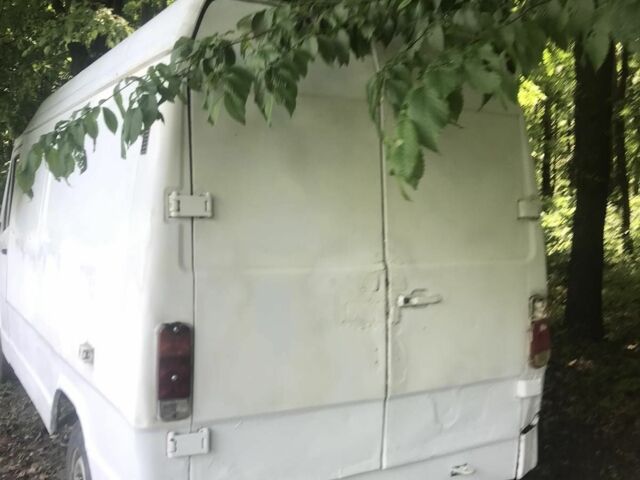 Белый Мерседес Sprinter, объемом двигателя 2 л и пробегом 200 тыс. км за 1700 $, фото 3 на Automoto.ua