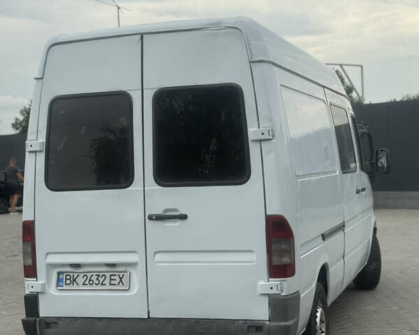 Белый Мерседес Sprinter, объемом двигателя 2.3 л и пробегом 380 тыс. км за 3799 $, фото 4 на Automoto.ua