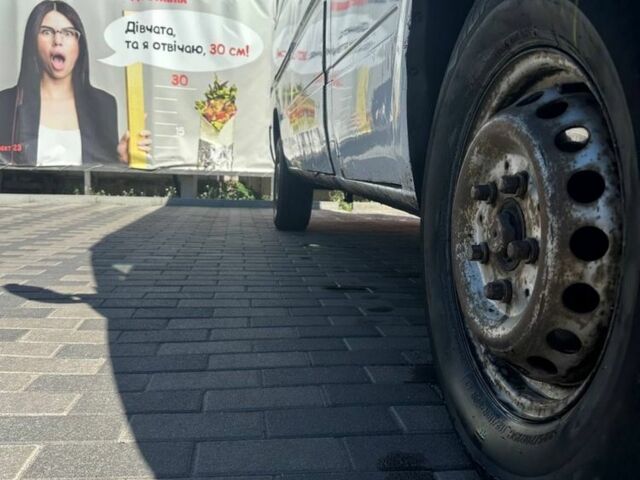 Белый Мерседес Sprinter, объемом двигателя 2.3 л и пробегом 400 тыс. км за 4200 $, фото 2 на Automoto.ua