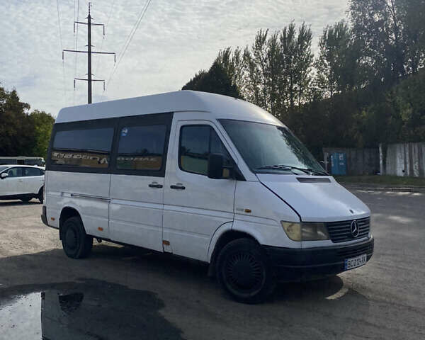 Белый Мерседес Sprinter, объемом двигателя 2.3 л и пробегом 915 тыс. км за 3500 $, фото 3 на Automoto.ua