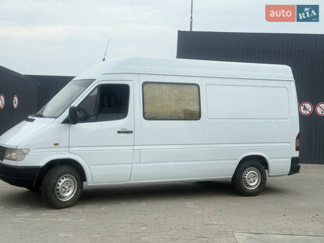 Белый Мерседес Sprinter, объемом двигателя 2.3 л и пробегом 380 тыс. км за 3799 $, фото 2 на Automoto.ua
