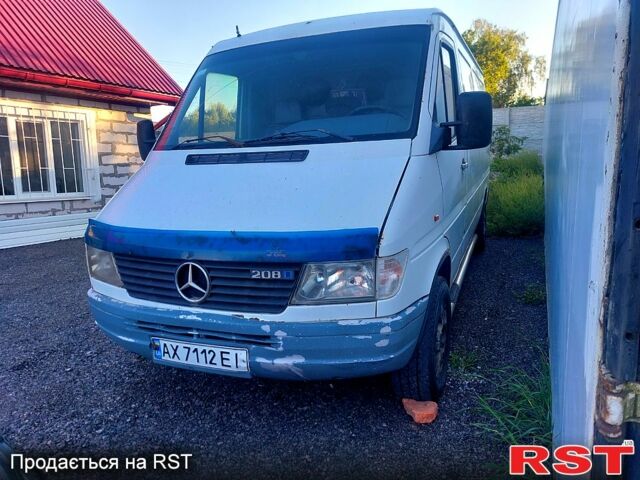 Белый Мерседес Sprinter, объемом двигателя 2.3 л и пробегом 500 тыс. км за 2600 $, фото 3 на Automoto.ua