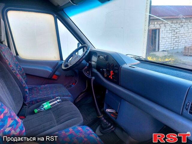 Белый Мерседес Sprinter, объемом двигателя 2.3 л и пробегом 500 тыс. км за 2600 $, фото 2 на Automoto.ua