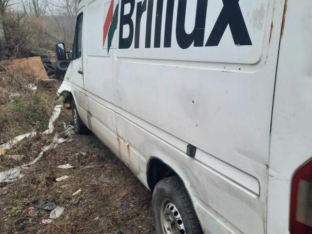 Белый Мерседес Sprinter, объемом двигателя 2.3 л и пробегом 450 тыс. км за 2100 $, фото 3 на Automoto.ua