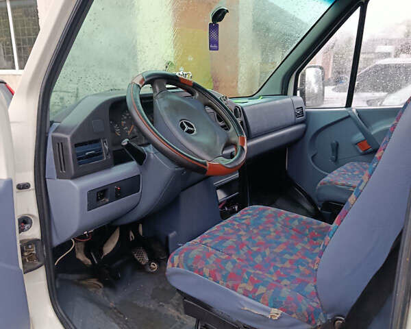 Белый Мерседес Sprinter, объемом двигателя 2.29 л и пробегом 500 тыс. км за 4500 $, фото 5 на Automoto.ua