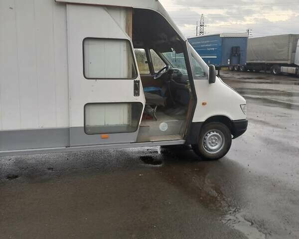 Белый Мерседес Sprinter, объемом двигателя 2.3 л и пробегом 300 тыс. км за 4600 $, фото 3 на Automoto.ua