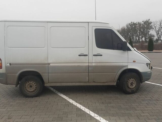Белый Мерседес Sprinter, объемом двигателя 2.3 л и пробегом 433 тыс. км за 2000 $, фото 3 на Automoto.ua