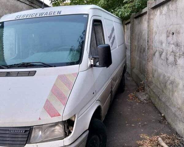 Белый Мерседес Sprinter, объемом двигателя 2.3 л и пробегом 300 тыс. км за 3000 $, фото 4 на Automoto.ua