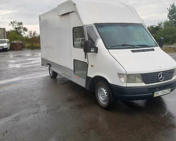 Белый Мерседес Sprinter, объемом двигателя 2.3 л и пробегом 300 тыс. км за 4600 $, фото 2 на Automoto.ua